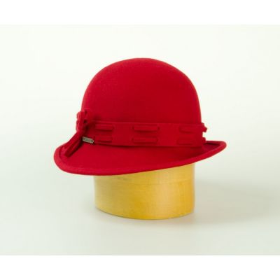 Dámský modelový klobouk zdobený proplétaným páskem z vlny a plíškem červený | 57-58
