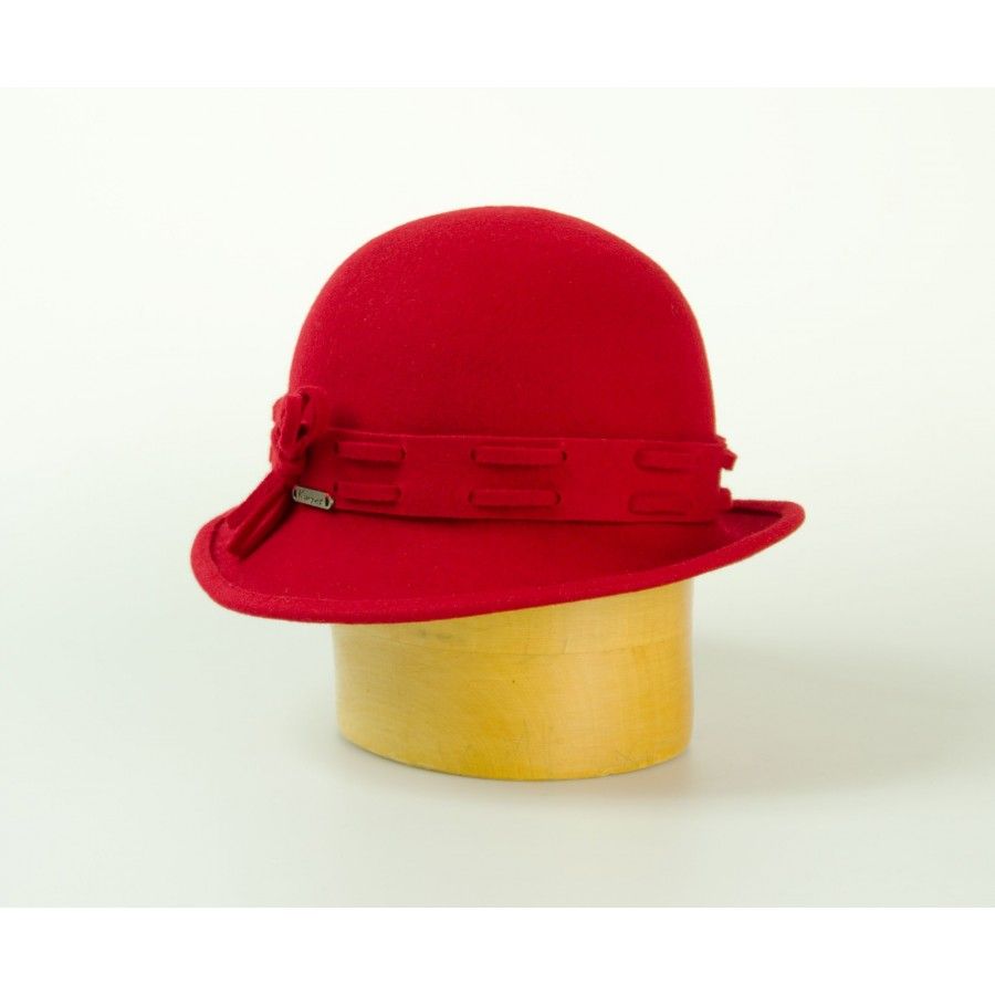 Dámský modelový klobouk zdobený proplétaným páskem z vlny a plíškem červený Karpet